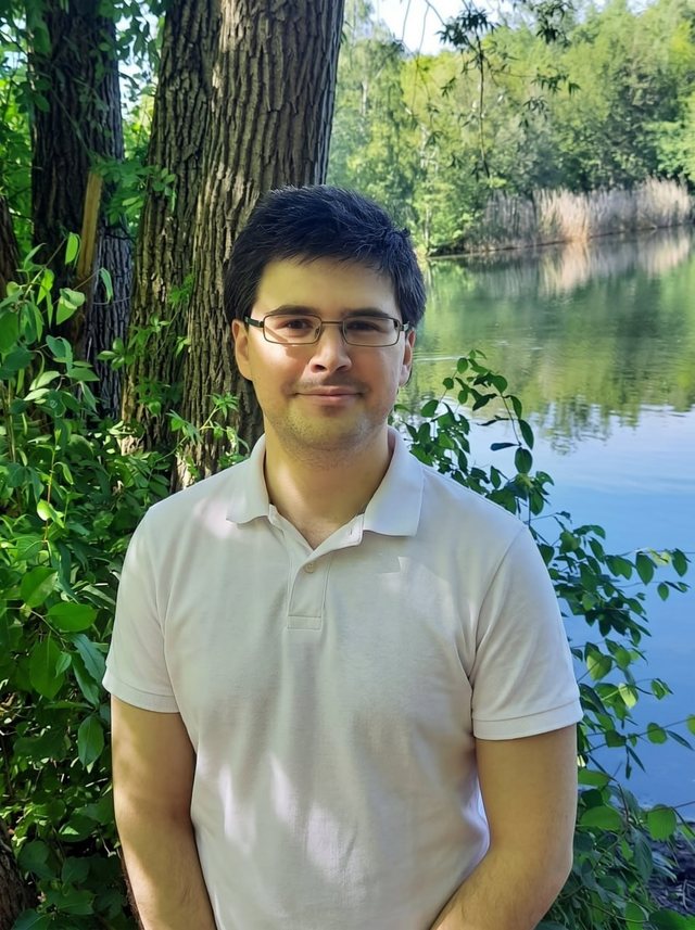 Tommy, Food Matters Certified Nutrition Coach, in a white polo by a lake