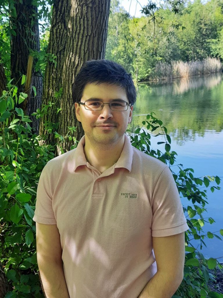 picture of Tomislav in front of a lake